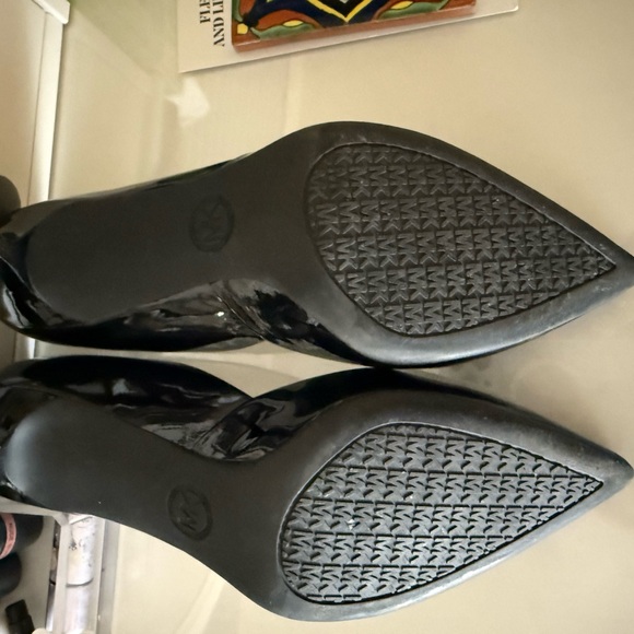 Michael Kors stilettos. Gently worn, great condition that comes with its own box - Picture 3 of 6